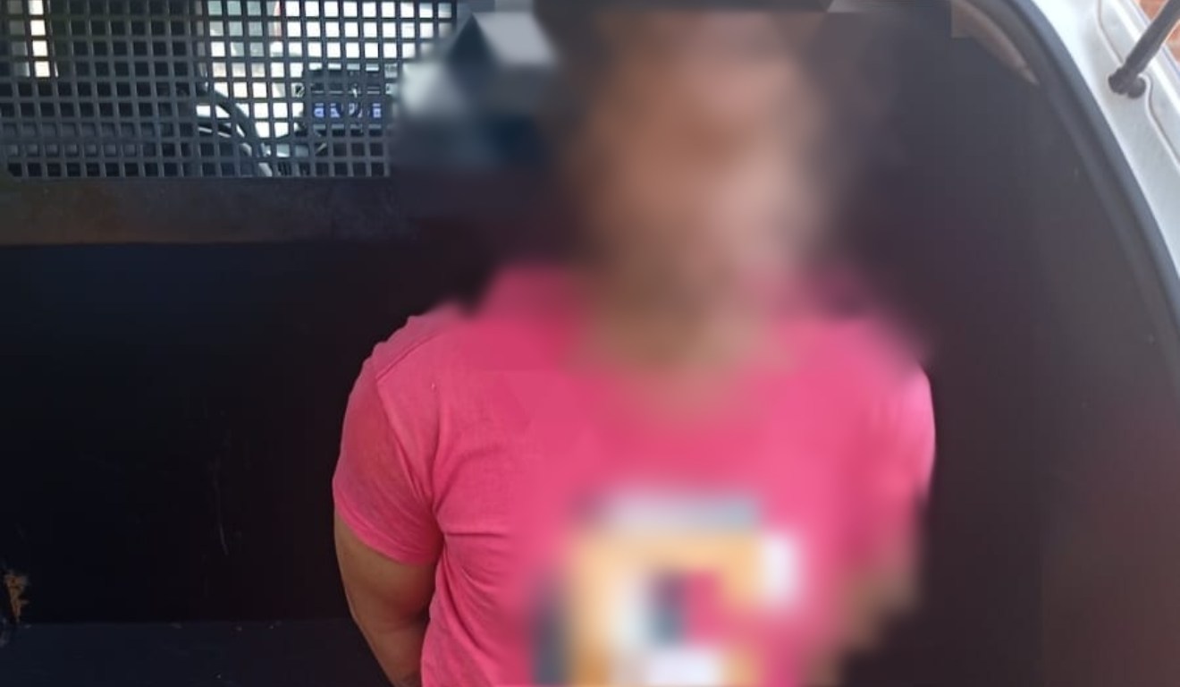 Suspeito preso em viatura policial