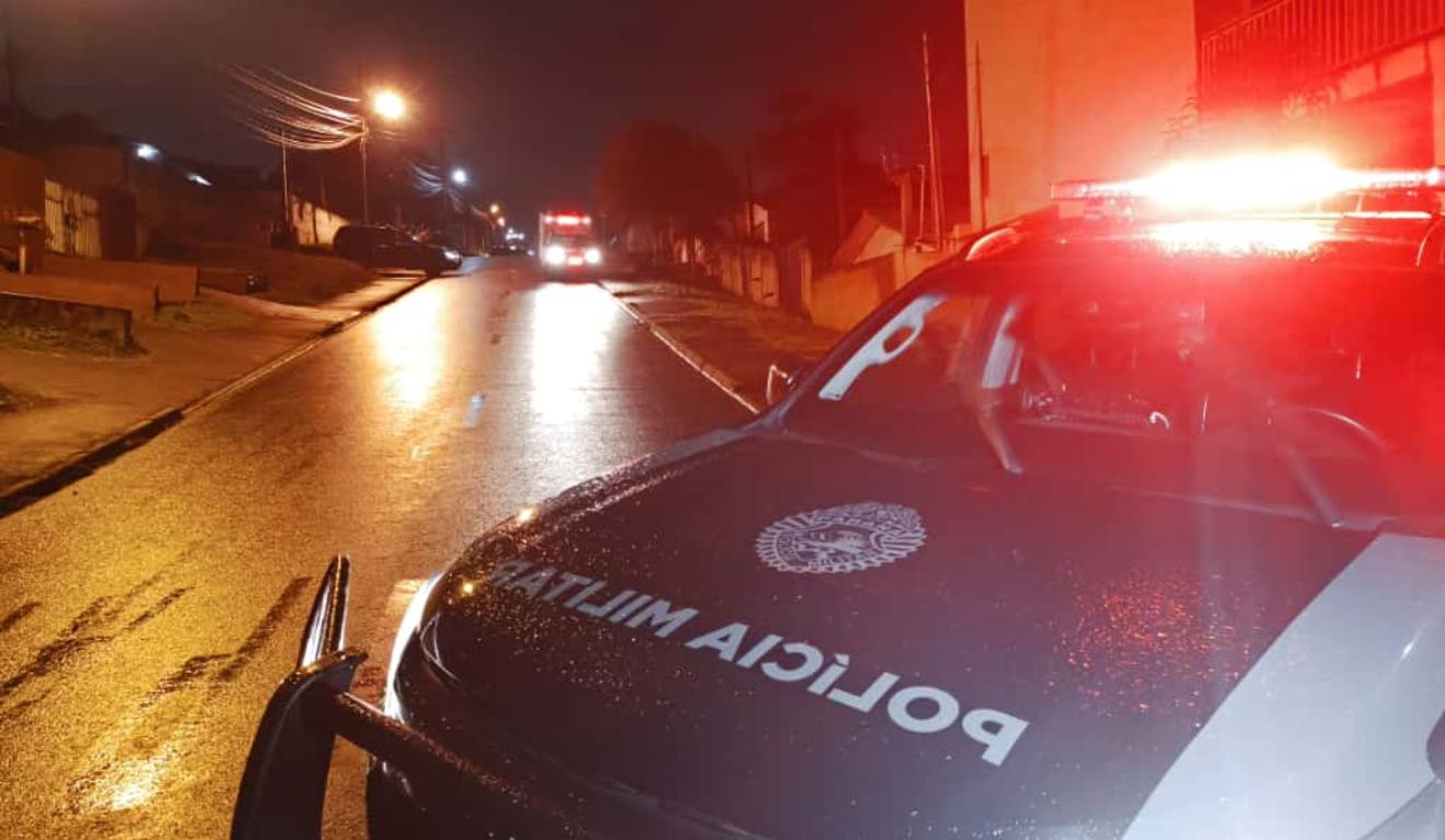 Viatura em frente a residência do suspeito de atirar contra policial aposentado