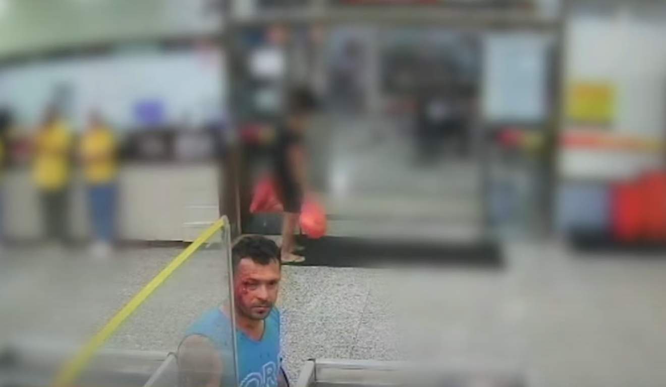 Vídeo do suspeito que comprou faca para matar professora