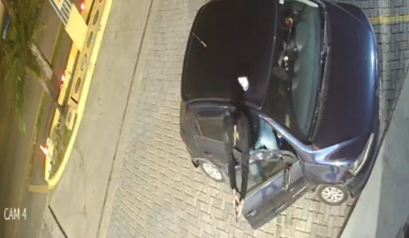 Dupla assalta posto de combustíveis em Curitiba