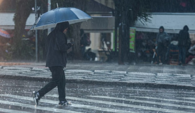 pessoa andando na chuva para ilustrar tempestade no paraná