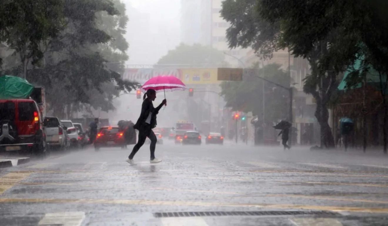 foto de uma pessoa andando na chuva para ilustrar o alerta de tempestade no Paraná