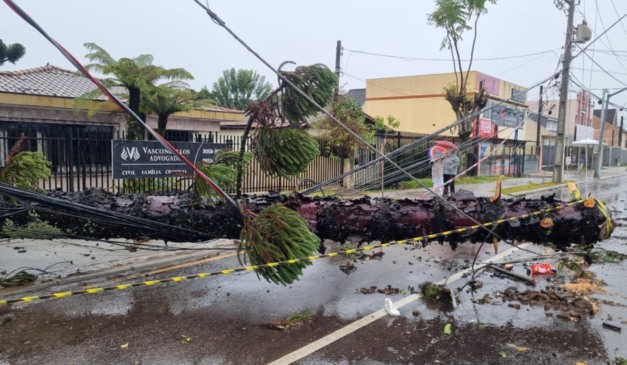 Temporal no Paraná deixa 1 milhão de imóveis sem luz no estado