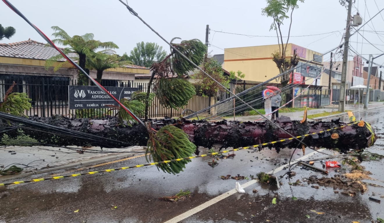 Temporal no Paraná deixa 1 milhão de imóveis sem luz no estado