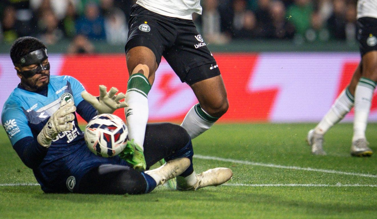 Goleiro Thiago Rodrigues, do Goiás, esteve no meio da confusão no final do jogo.