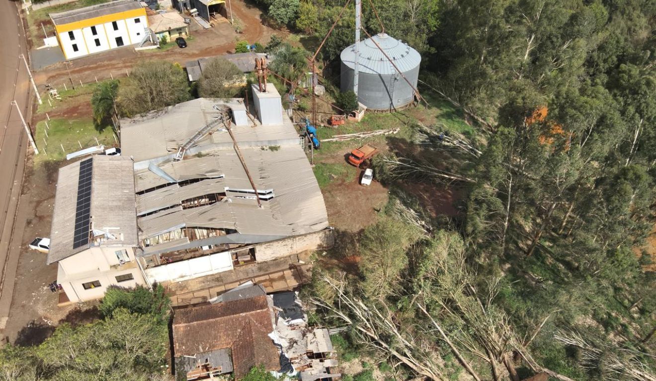 destruição causada por tornado no paraná