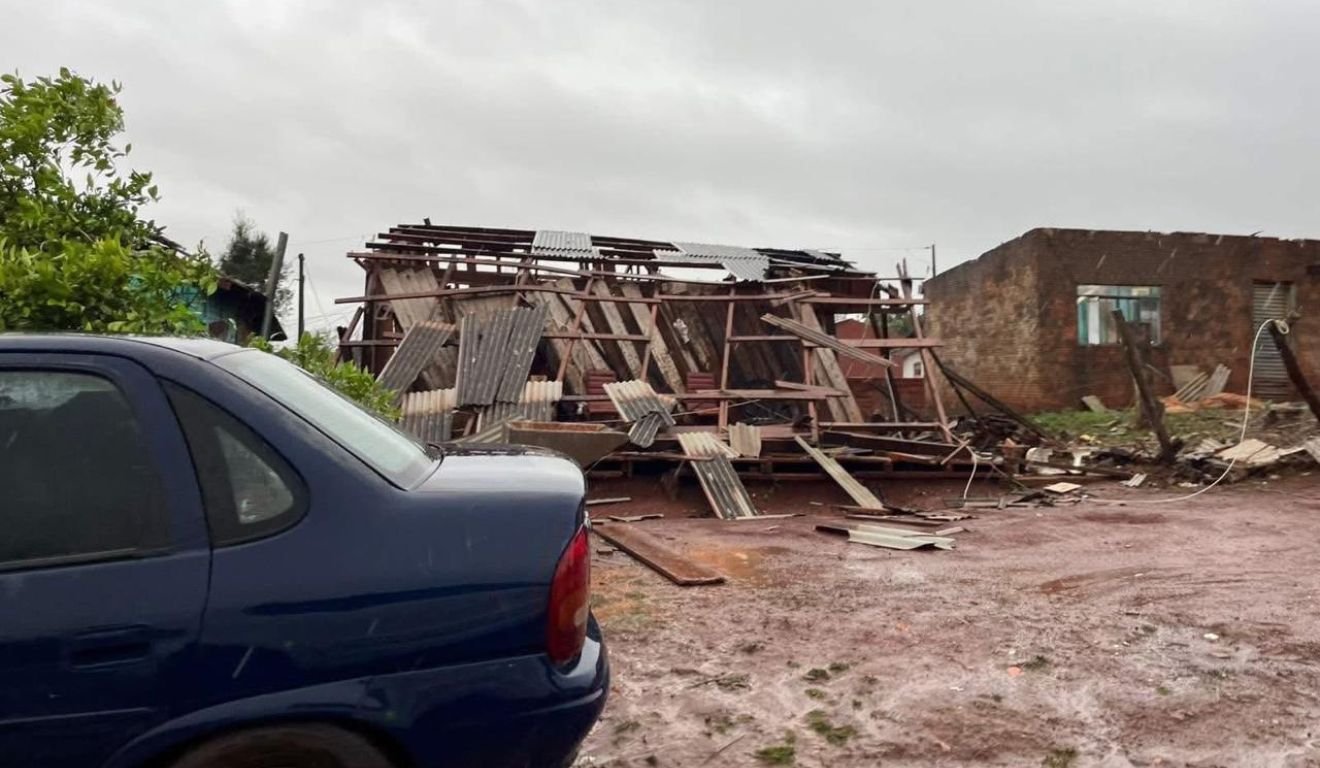 destruição causada por tornado no paraná