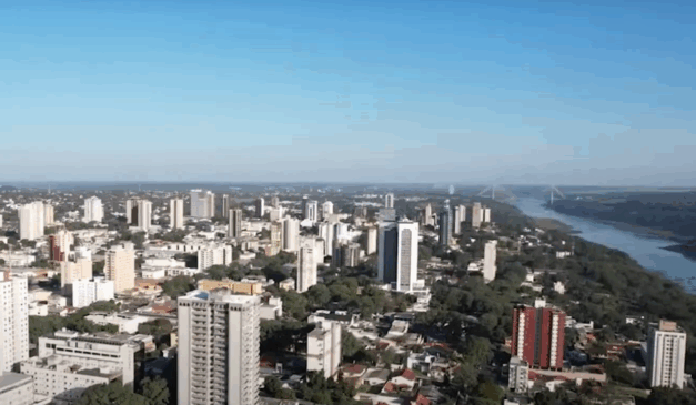 imagem de drone mostrando a fronteira entre Brasil e Paraguai, do lado do município de foz do iguaçu, no paraná