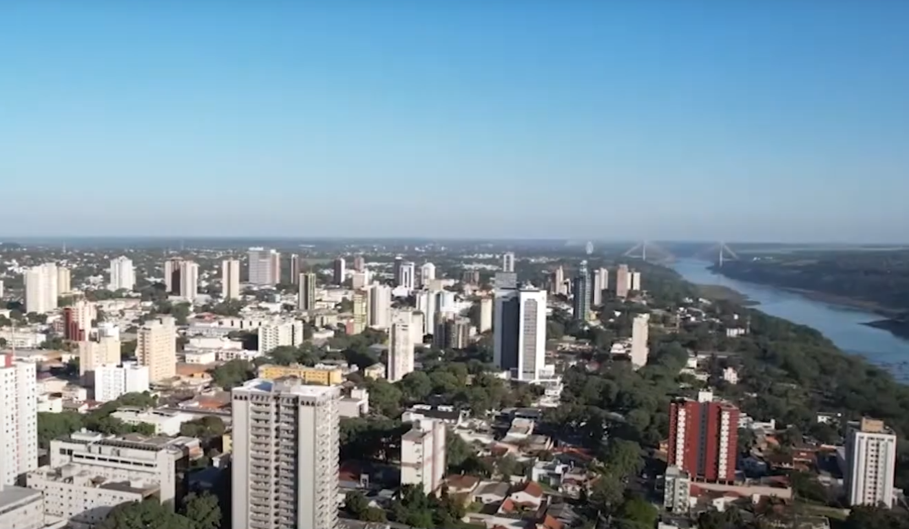 imagem de drone mostrando a fronteira entre Brasil e Paraguai, do lado do município de foz do iguaçu, no paraná