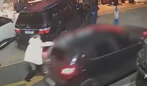 Universitários suspeitos de abuso abandonando a vítima em rua