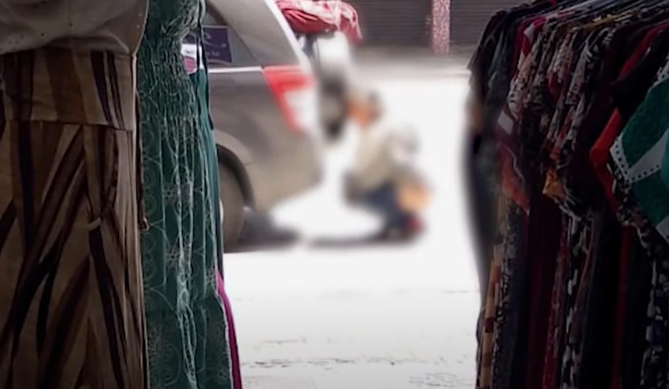 Mulher urina na rua em Curitiba