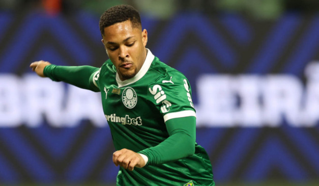 Vitor Roque com a camisa do Palmeiras (Foto: Cesar Greco/Palmeiras)