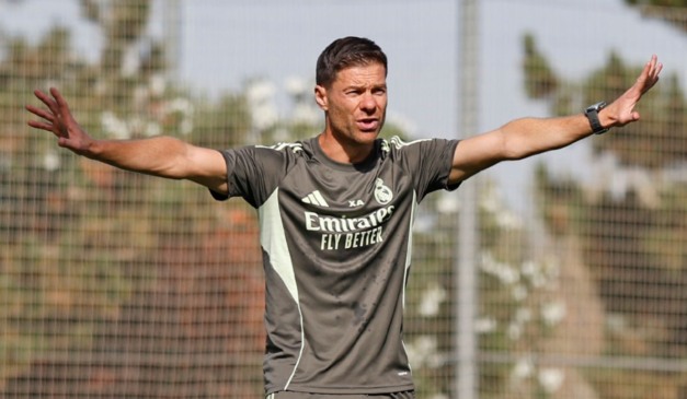 Técnico Xabi Alonso em treino do Real Madrid no domingo (21).