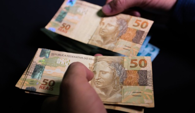 Cédulas de dinheiro nas mãos
