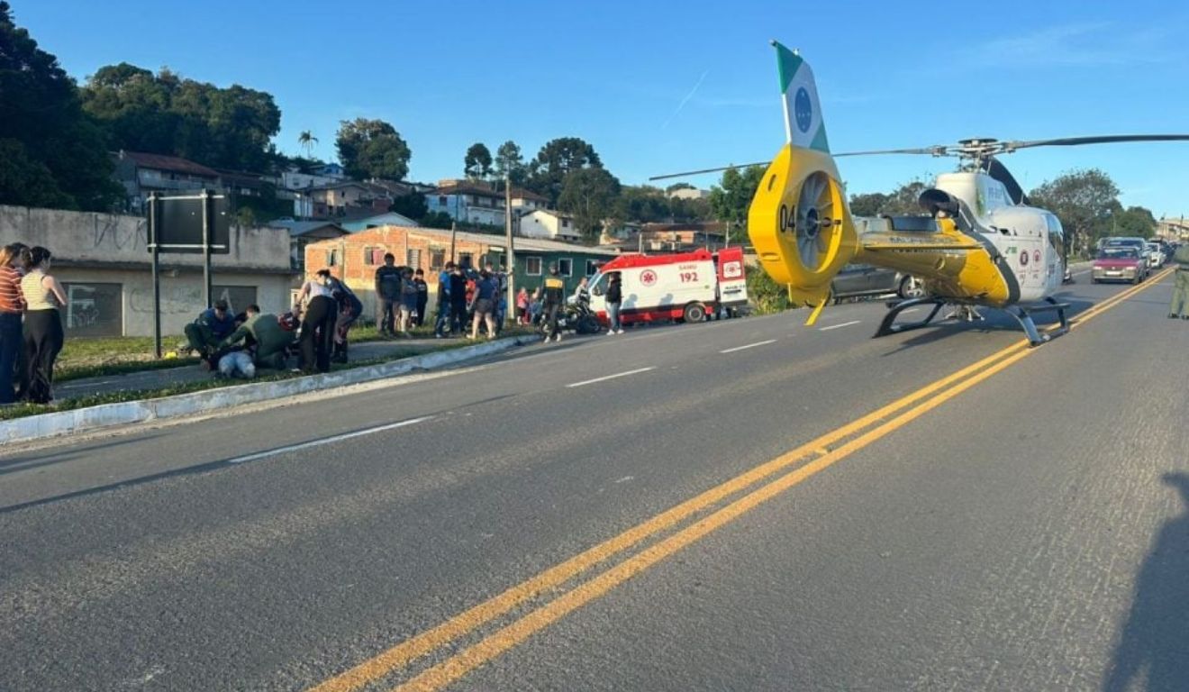 Momento em que helicóptero resgata motociclista, após grave acidente na Estrada do Cerne