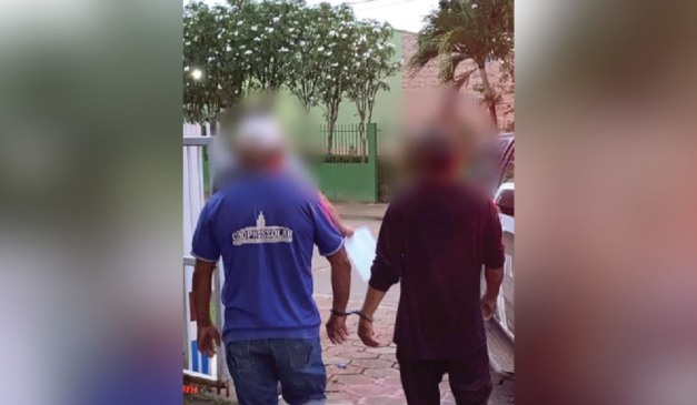 Momento em que homem é preso pela PC-AM; Mãe obrigou filha adolescente a ser abusada e ela engravidou duas vezes