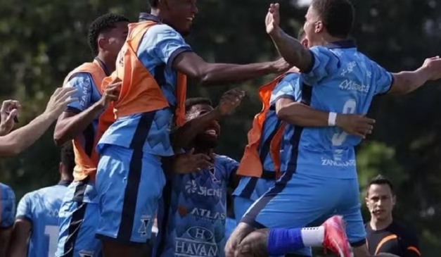 Azuriz comemora gol na Taça FPF