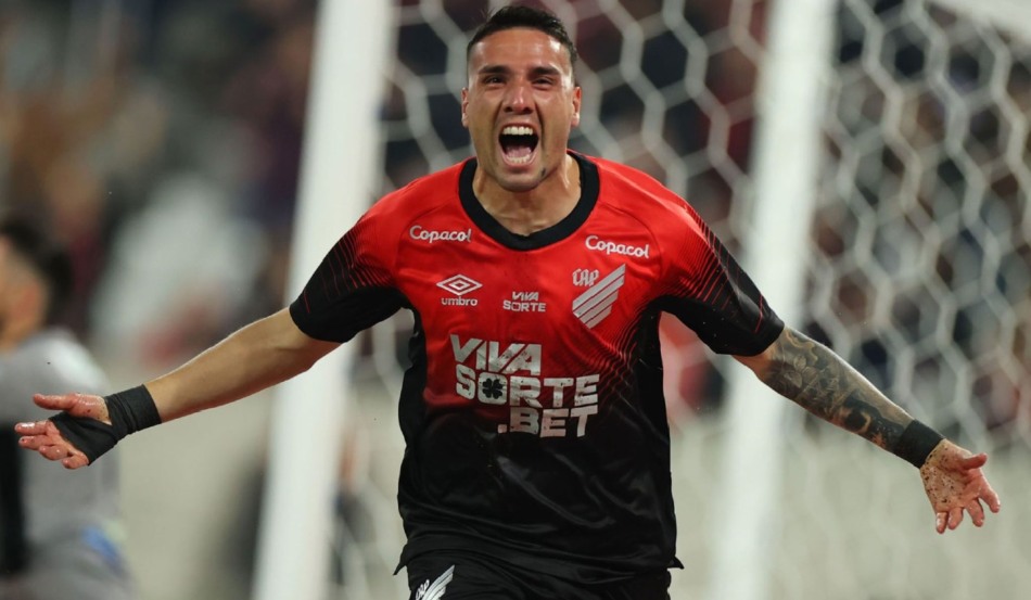 Benavídez comemora gol do Athletico contra o Operário