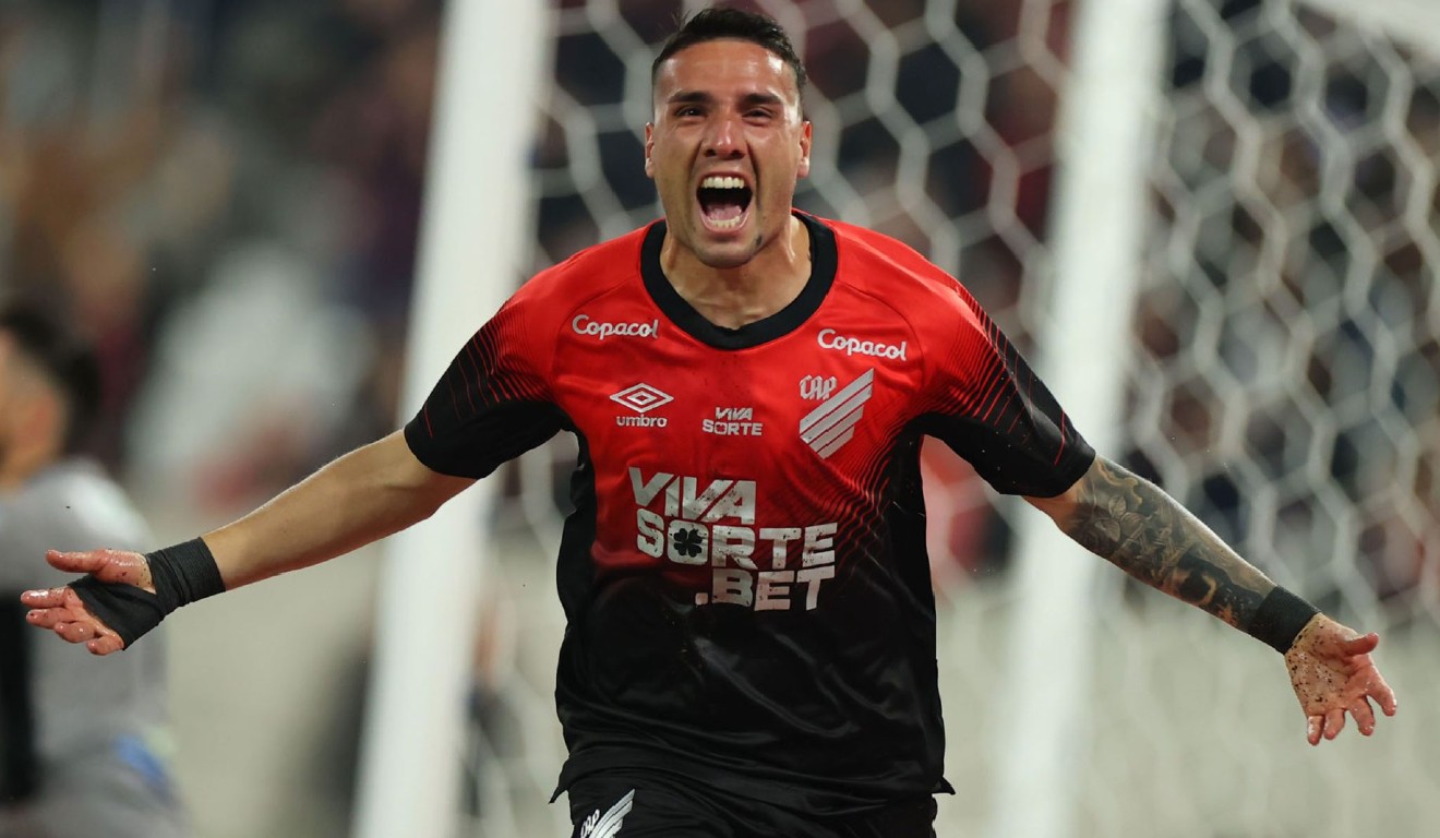 Benavídez comemora gol do Athletico contra o Operário