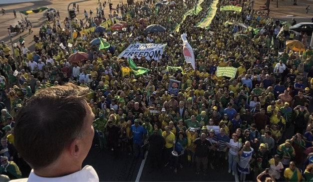 Flávio Bolsonaro durante protesto Caminhada pela Anistia, em Brasília
