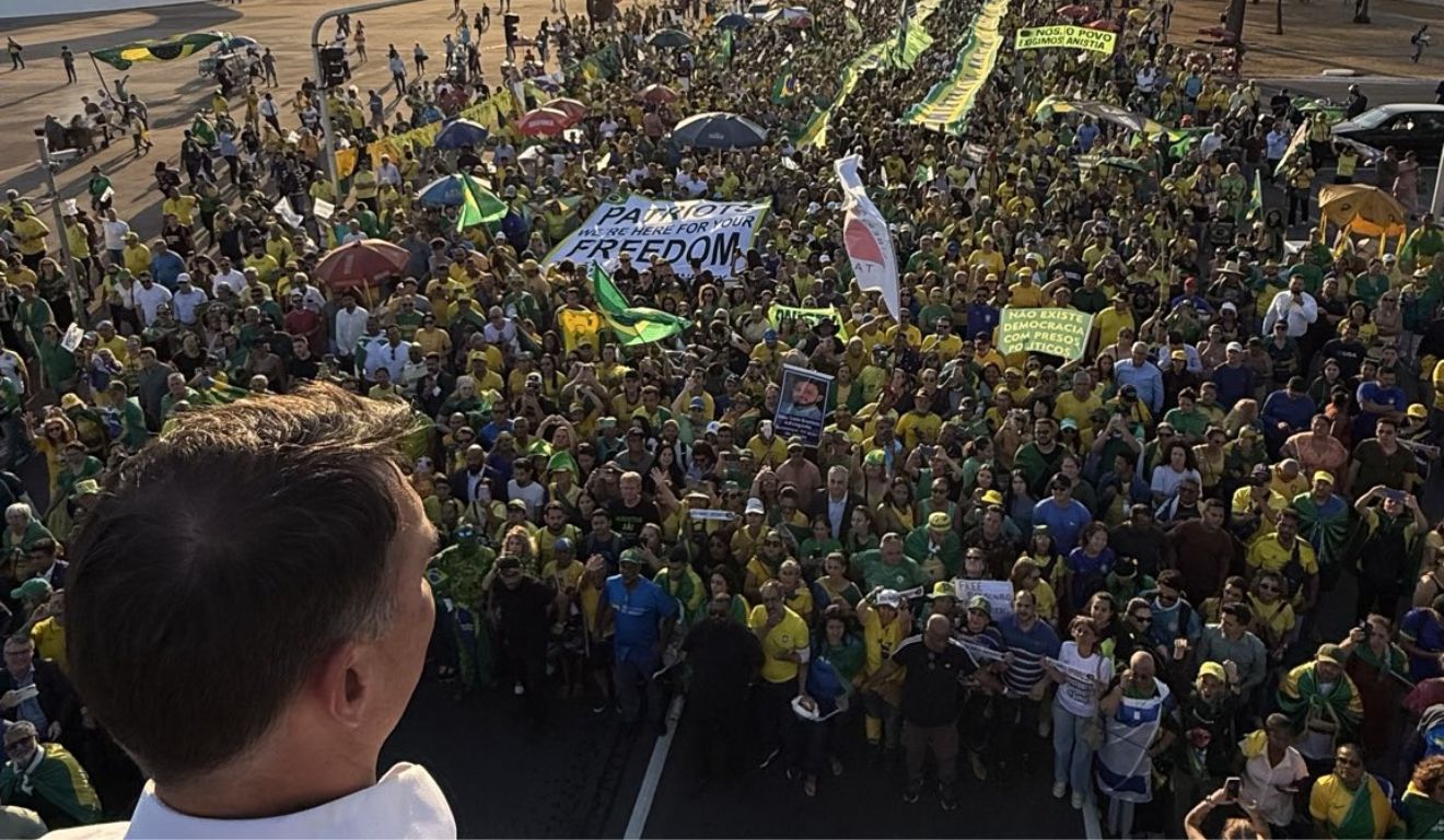 Flávio Bolsonaro durante protesto Caminhada pela Anistia, em Brasília