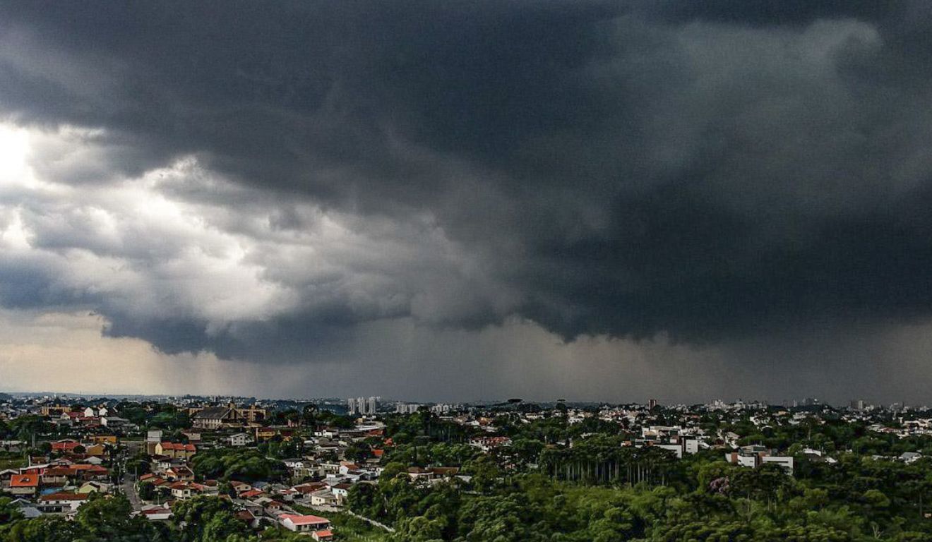 Nuvens de tempestade e fortes chuvas no céu de Curitiba