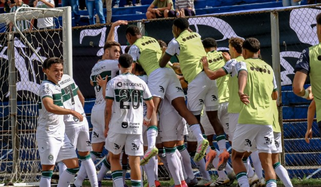 Jogadores do Coritiba comemoram vitória na Taça FPF