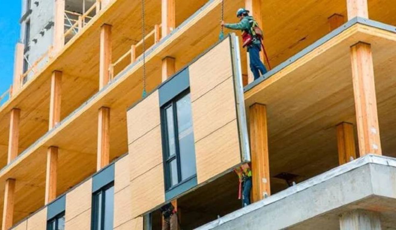 Fachada em construção do Condomínio Arvoredo, em São Paulo, exemplo da edificação com madeira
