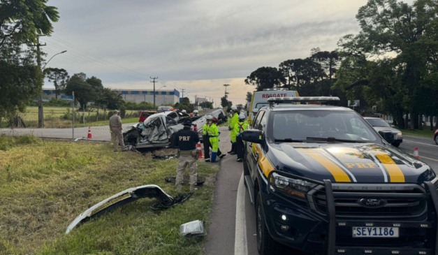 Acidente na Rodovia do Xisto deixou casal morto e criança, fora da cadeirinha, ferida em estado grave