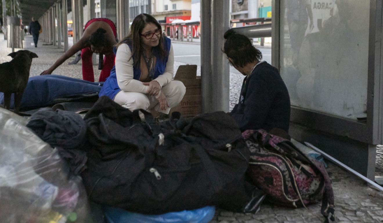População em situação de rua em Curitiba; Prefeitura lançou campanha contra esmola a essas pessoas