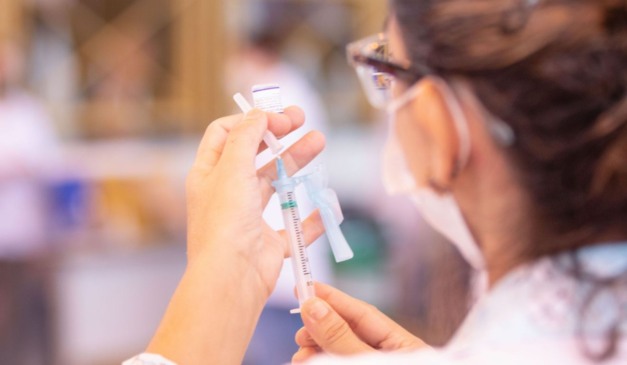 Imagem alusiva a vacinação; Paraná terá Dia D de imunização neste sábado (17)