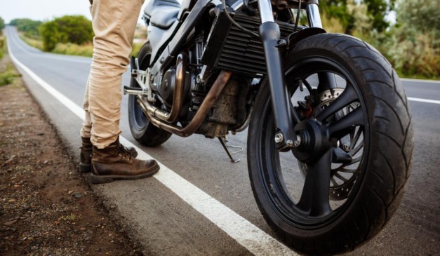 motociclista em estrada