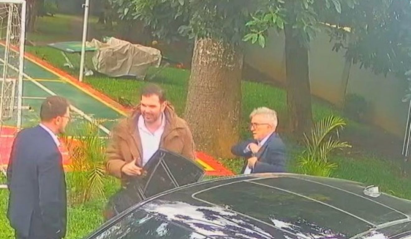 Imagens de câmera de segurança mostram prefeito de Fazenda Rio Grande e outros suspeitos do esquema de corrupção reunidos
