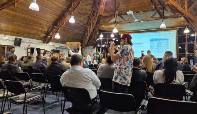 Manifestantes durante audiência do transporte público em Curitiba