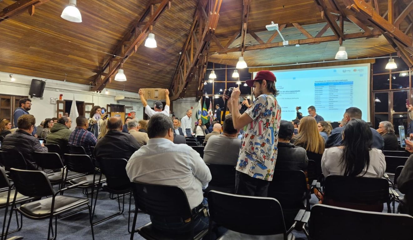 Manifestantes durante audiência do transporte público em Curitiba