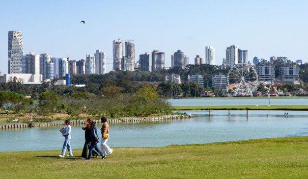 pessoas andando no parque para ilustrar calor no paraná