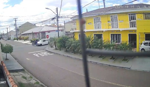 Imagem de câmera de segurança mostram momento em que genro e sogra de moto sofrem acidente em Curitiba
