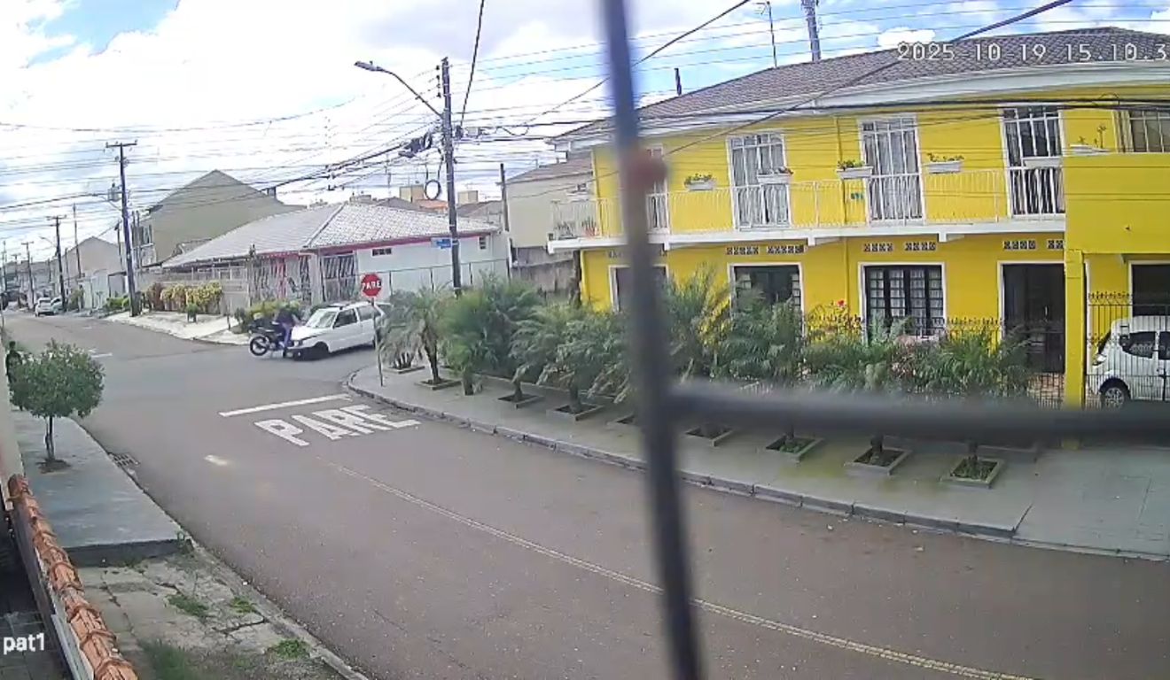 Imagem de câmera de segurança mostram momento em que genro e sogra de moto sofrem acidente em Curitiba