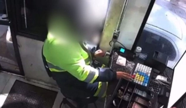 Funcionária de praça de pedágio enquanto homem mostra o órgão genital para ela