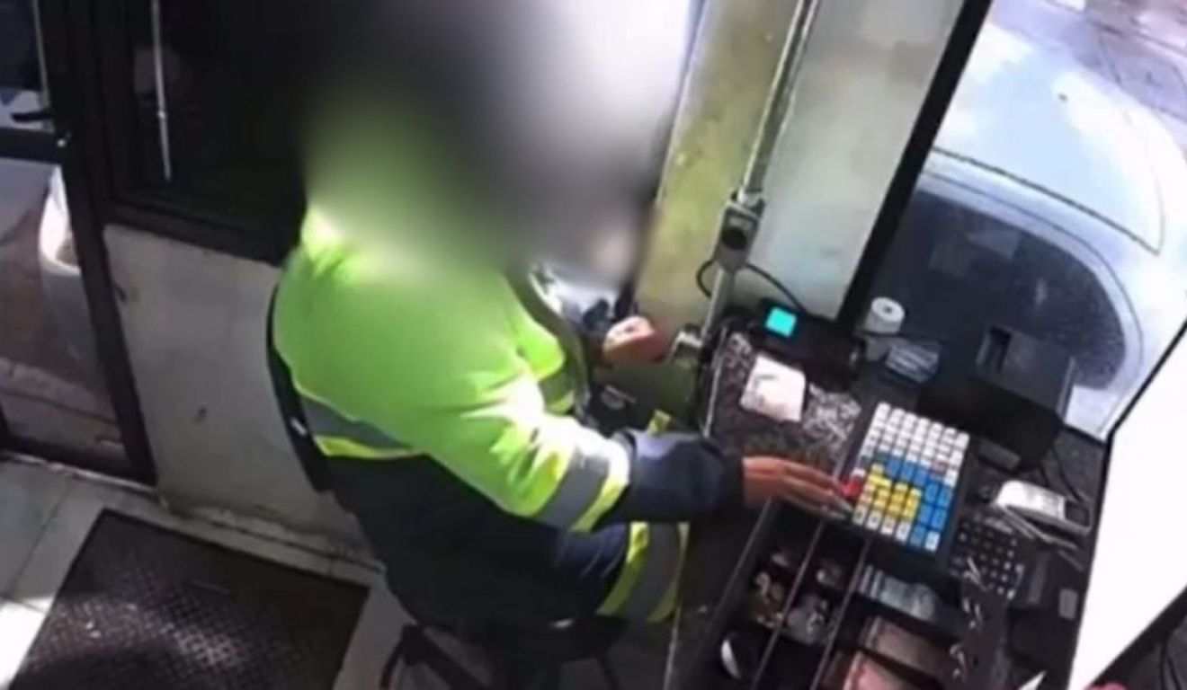 Funcionária de praça de pedágio enquanto homem mostra o órgão genital para ela