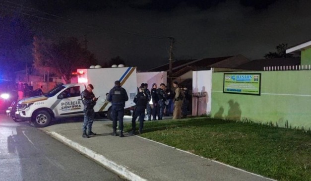 Agentes da Polícia Científica no local em que homem invadiu residências, ameaçou policiais e morreu baleado