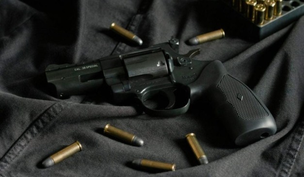 Imagem ilustrativa de arma; homem foi baleado na cabeça e peito ao ir em loja de conveniência em Cascavel