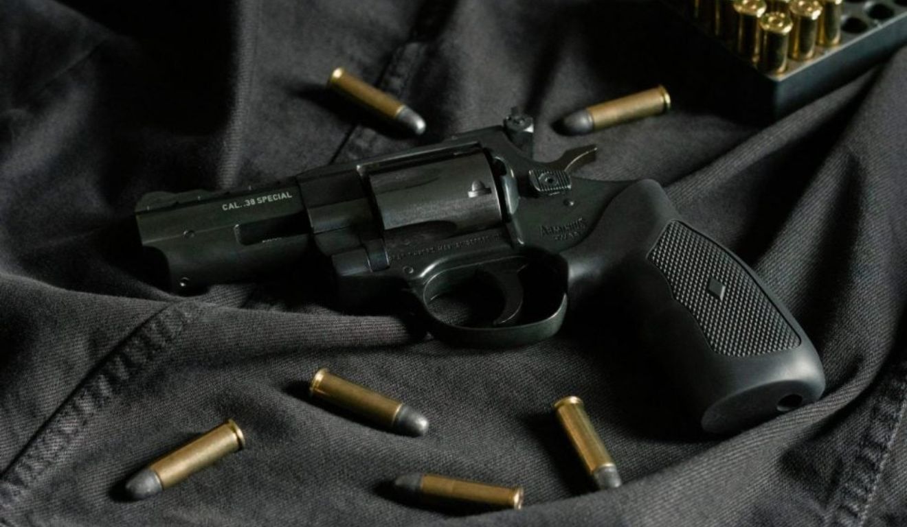 Imagem ilustrativa de arma; homem foi baleado na cabeça e peito ao ir em loja de conveniência em Cascavel
