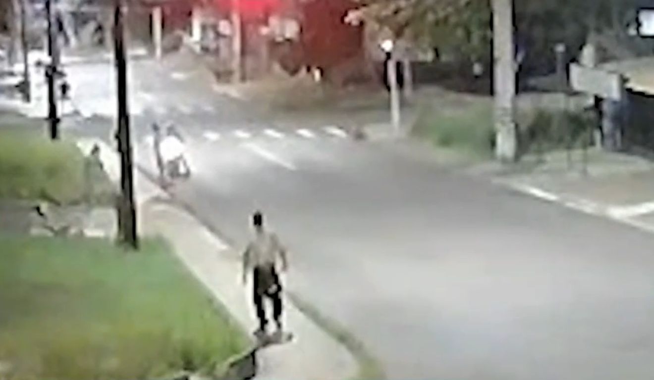 Momento em que homem tenta defender adolescente que agredida por abusador, mas acaba morto