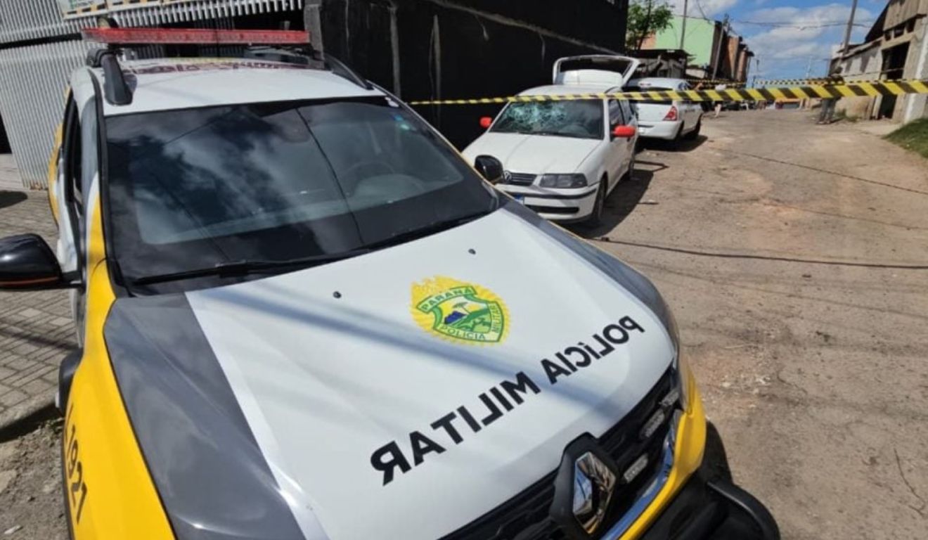 Viatura da Polícia Militar no local em que homem trocou vidro de carro e morreu com golpes de facão