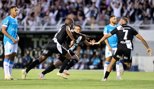Jogadores comemoram gol em Ponte Preta x Londrina
