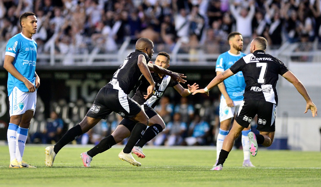 Jogadores comemoram gol em Ponte Preta x Londrina