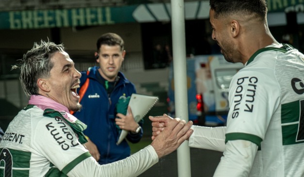 Josué comemora gol do Coritiba com Dellatorre