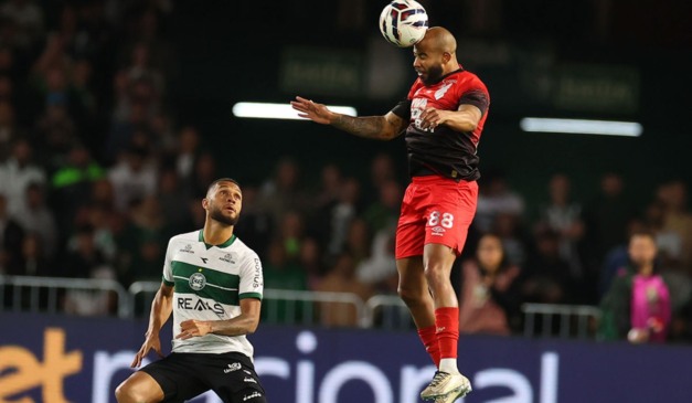 Lance de Coritiba x Athletico, pela Série B