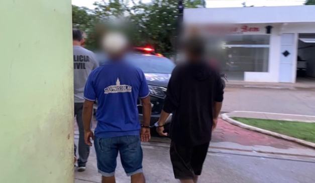 Momento em que homem é preso pela PC-AM; Mãe obrigou filha adolescente a ser abusada pelo padrasto